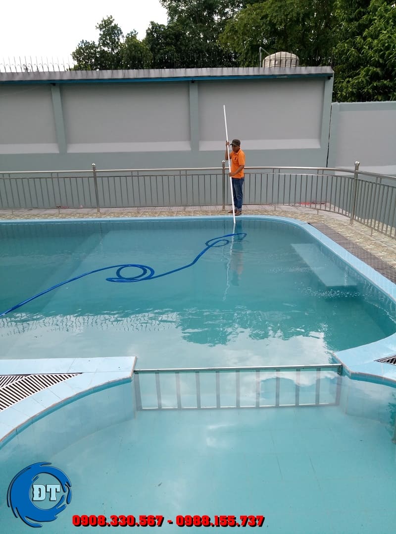 Khi xây dựng hồ bơi dành cho công cộng hoặc thi đấu thì nên có độ sâu từ khoảng 2m8 đến 5 m, giành cho gia đình thì cạn hơn từ 1 đến 2 m Khi xây dựng hồ bơi dành cho công cộng hoặc thi đấu thì nên có độ sâu từ khoảng 2m8 đến 5 m, giành cho gia đình thì cạn hơn từ 1 đến 2 m