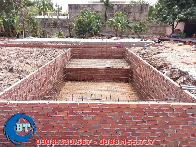 Lắp đặt sắt thành hồ và đáy hồ Lắp đặt sắt thành hồ và đáy hồ