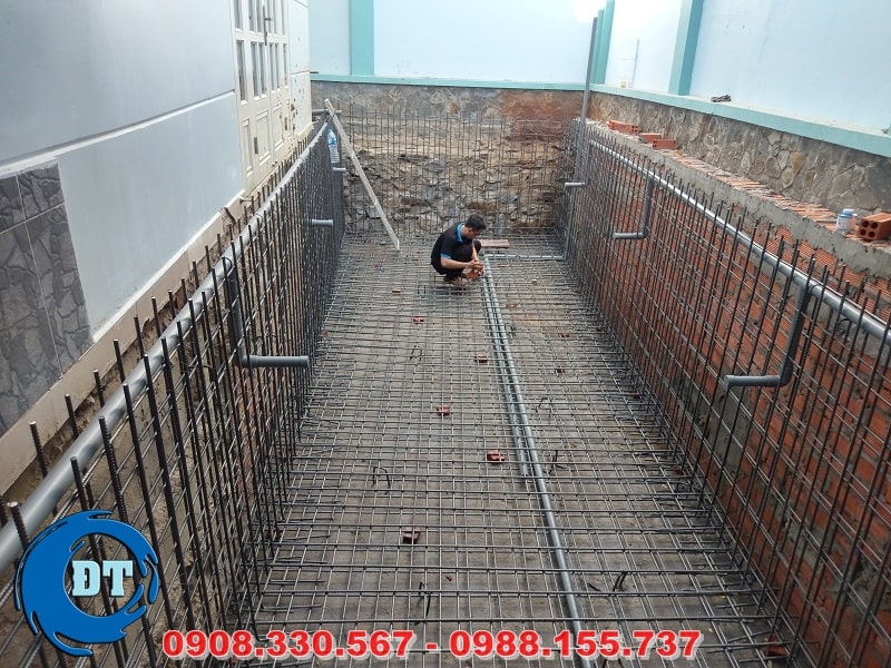 Lắp đặt sắt thành và đáy hồ Lắp đặt sắt thành và đáy hồ