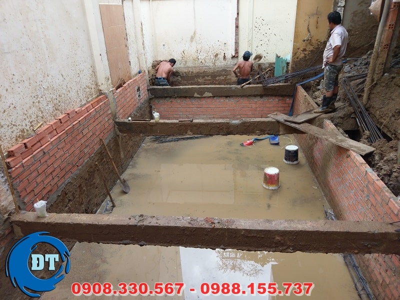 Xây tường bao quanh thành hồ Xây tường bao quanh thành hồ