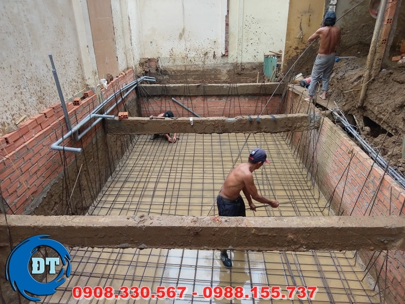 Lắp đặt sắt lượt 2 đáy hồ Lắp đặt sắt lượt 2 đáy hồ
