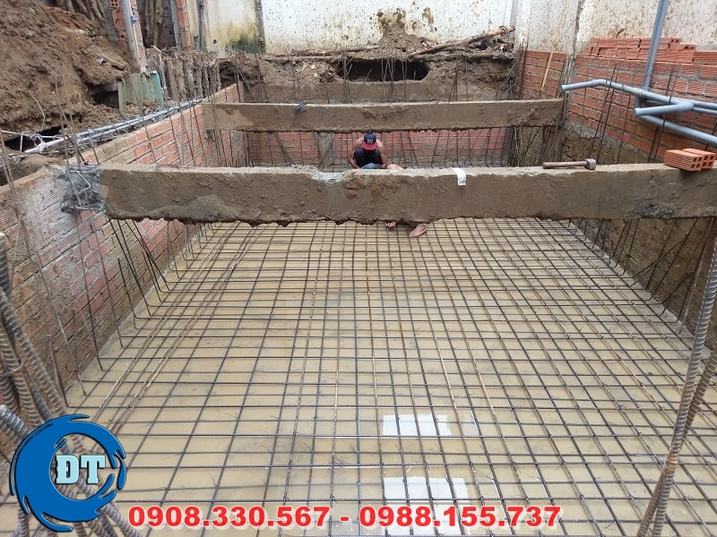 Cột sắt đáy hồ Cột sắt đáy hồ