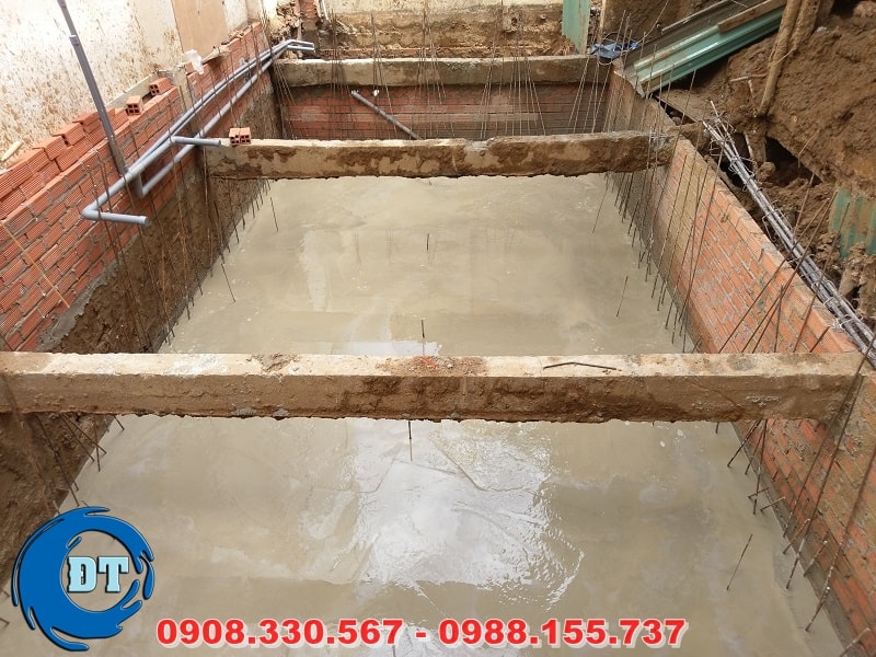 Đổ bê tông đáy hồ Đổ bê tông đáy hồ