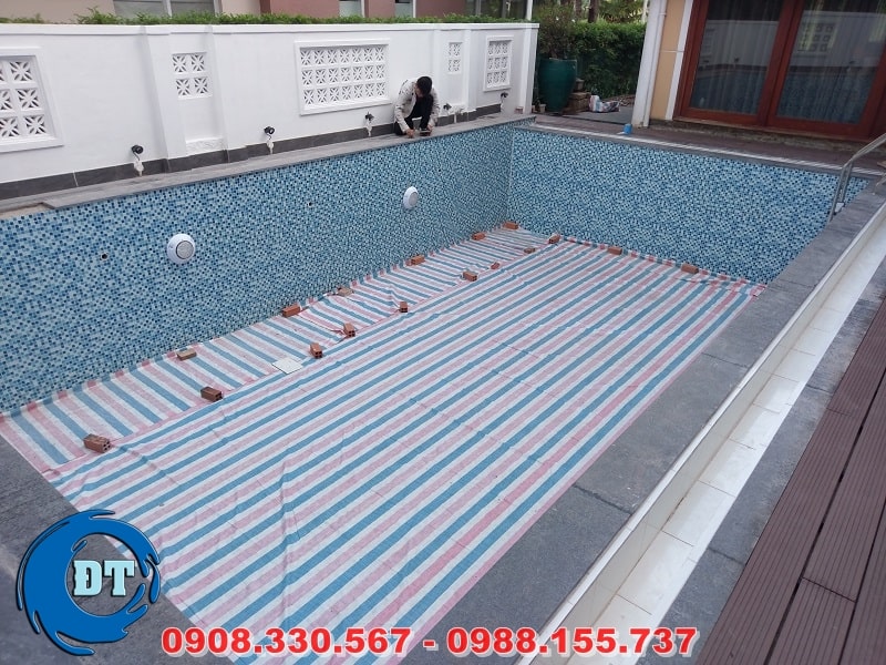 Lát đá thành hồ bơi Lát đá thành hồ bơi