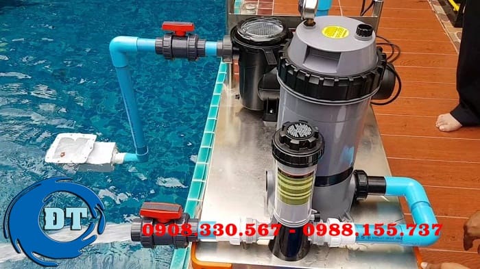 Nguyên lý hoạt động của thiết bị lọc nước hồ bơi tuần hoàn đầu tiên là ống dẫn sẽ hút nước về đáy và bể cân bằng Nguyên lý hoạt động của thiết bị lọc nước hồ bơi tuần hoàn đầu tiên là ống dẫn sẽ hút nước về đáy và bể cân bằng