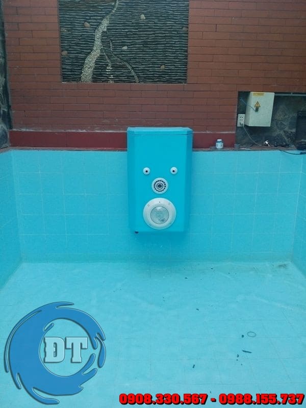 Máy lọc nước hồ bơi loại treo lại đơn giản hơn hẳn, hầu như không sử dụng ống nên tiết kiệm được diện tích đáng kể Máy lọc nước hồ bơi loại treo lại đơn giản hơn hẳn, hầu như không sử dụng ống nên tiết kiệm được diện tích đáng kể