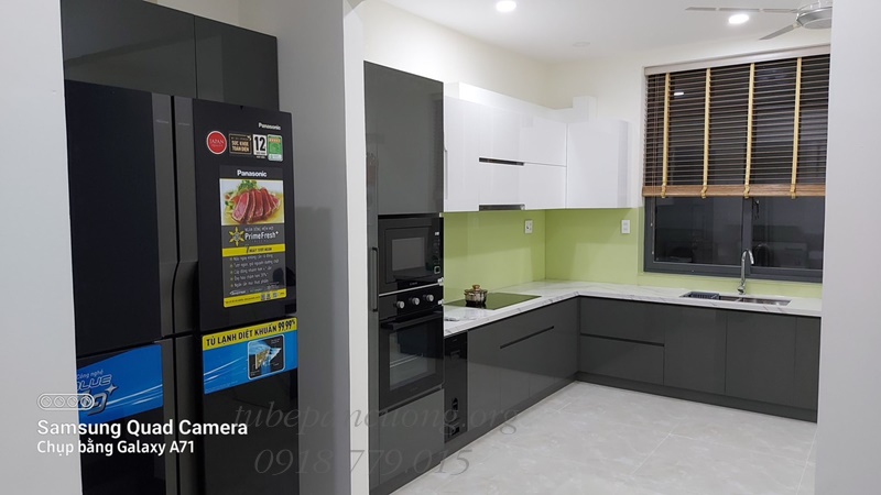 Tủ bếp acrylic bóng gương TB2623, bề mặt dễ lau chùi, giúp bạn tiết kiệm thời gian Tủ bếp acrylic bóng gương TB2623, bề mặt dễ lau chùi, giúp bạn tiết kiệm thời gian và công sức