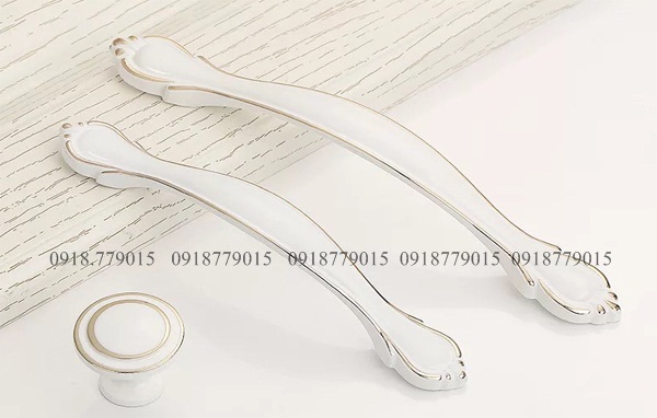 Tay nắm tân cổ điển trắng viền vàng cao cấp TN 6642-96 Tay nắm tân cổ điển trắng viền vàng cao cấp TN 6642-96