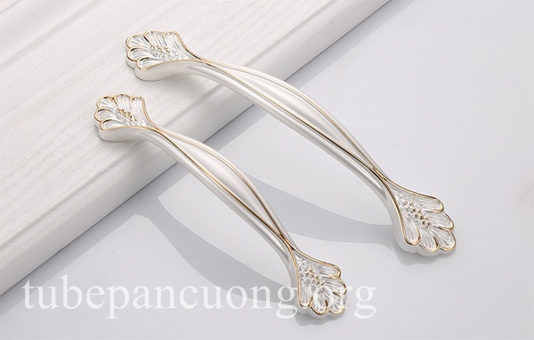 Tay nắm cửa gỗ cổ điển màu trắng viền mạ vàng 6641 Tay nắm cửa gỗ cổ điển màu trắng viền mạ vàng 6641