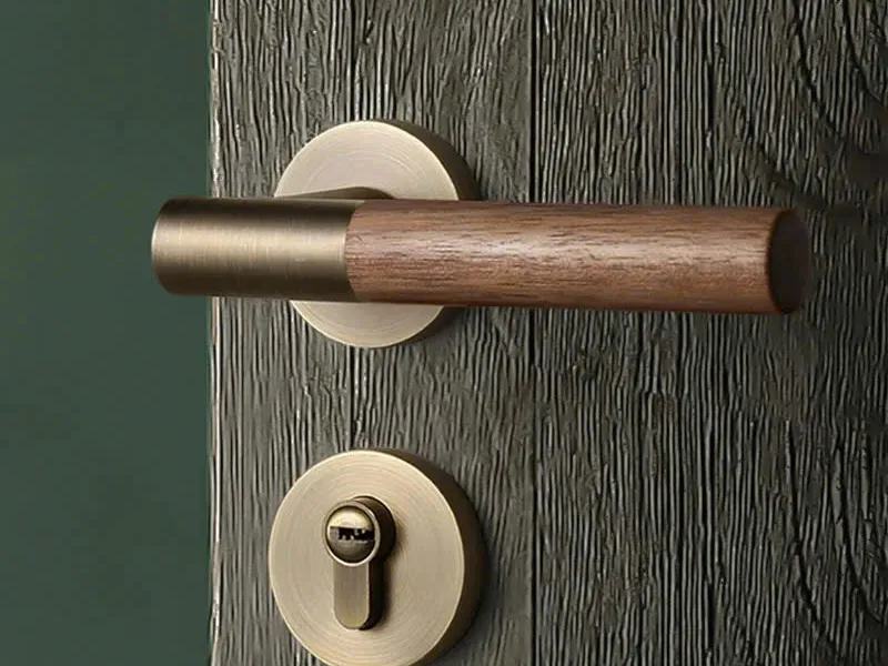 Khóa cửa gạt tay gỗ bọc hợp kim màu vàng