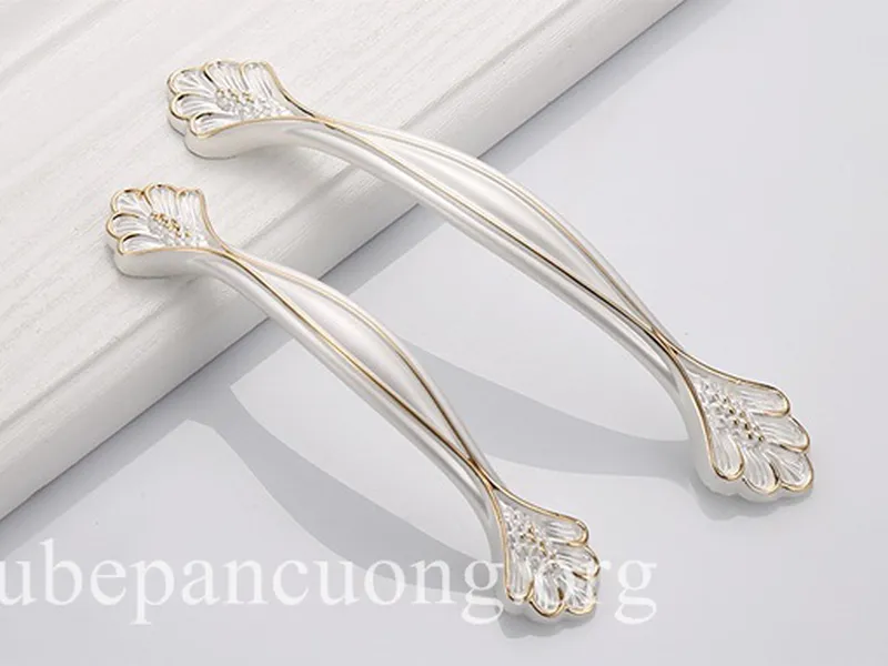 Tay nắm cửa gỗ cổ điển màu trắng viền mạ vàng 6641