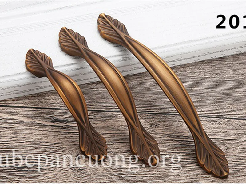 Tay nắm đồng cổ điển