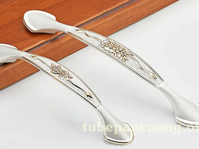 Tay nắm tân cổ điển trắng viền vàng