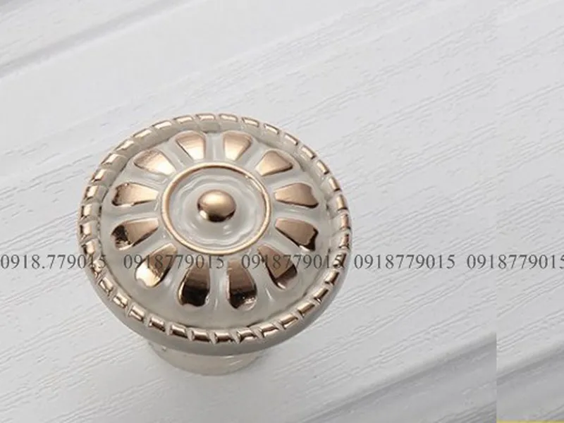 Tay nắm tròn trắng viền cổ điển