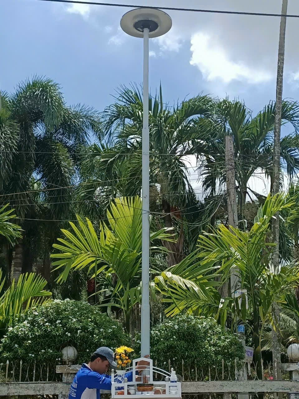 Lắp đèn năng lượng mặt trời cho bảng hiệu quảng cáo tại Vĩnh Lộc