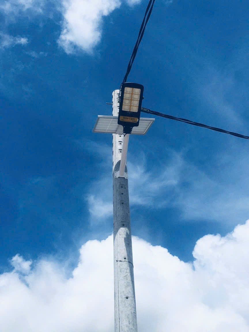 Lắp đèn năng lượng mặt trời cho bảng hiệu quảng cáo tại Vĩnh Lộc