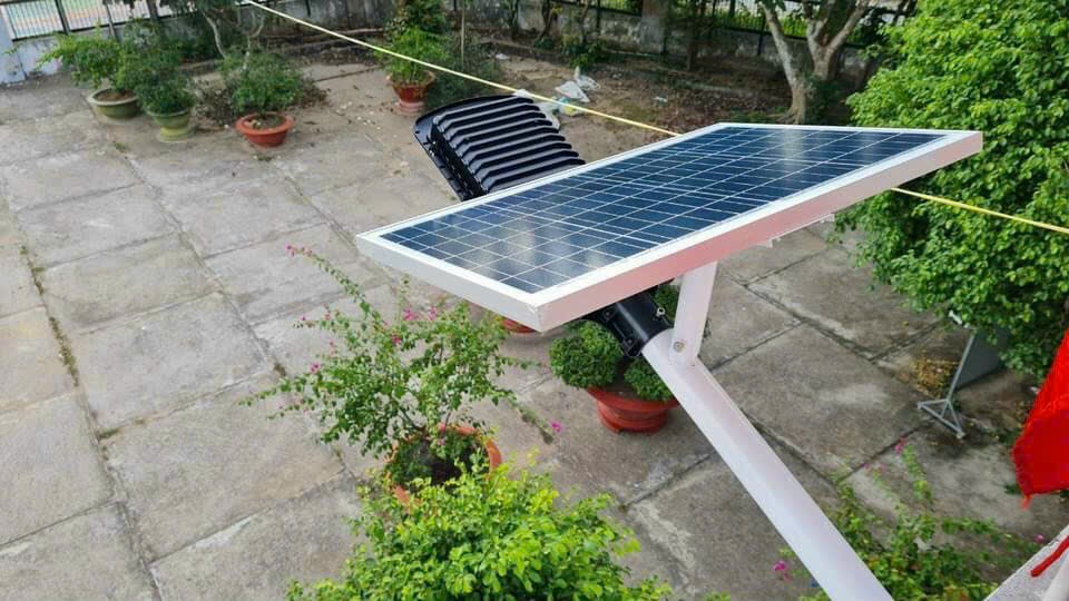 Lắp đèn năng lượng mặt trời cho bảng hiệu quảng cáo tại Vĩnh Lộc