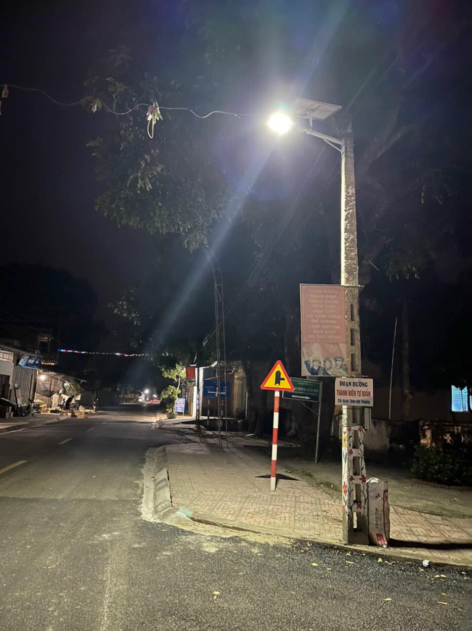 Lắp đặt đèn năng lượng mặt trời chiếu sáng tại Vĩnh Lộc