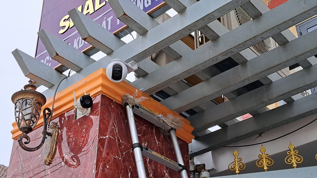 Lắp đăt camera wifi EZVIZ giám sát cho gia đình giá rẻ Tại Tân Bình