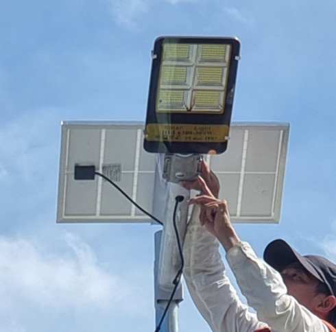 Lắp đặt đèn năng lượng mặt trời,100,200,300,500,1000w giá rẻ chất lượng tại Vĩnh Lộc ,Bình Chánh