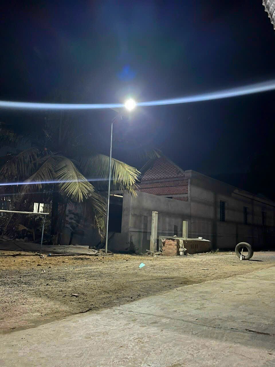 đèn năng lượng mặt trời tại đường Võ Văn Vân, Quách Điêu,Lại Hùng Cường Vĩnh Lộc