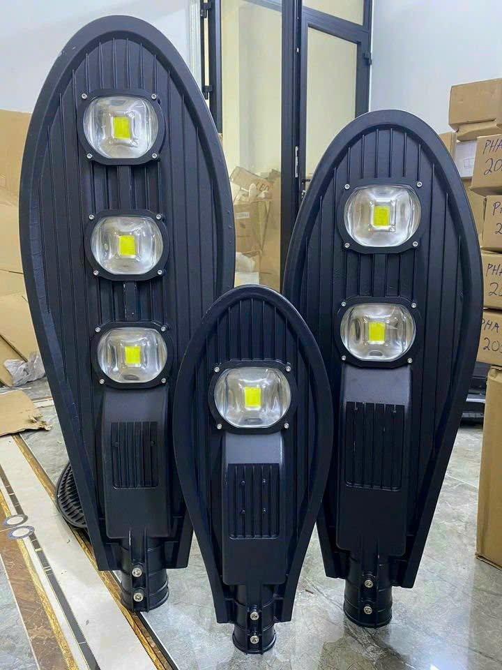 đèn năng lượng mặt trời tại đường Võ Văn Vân, Quách Điêu,Lại Hùng Cường Vĩnh Lộc