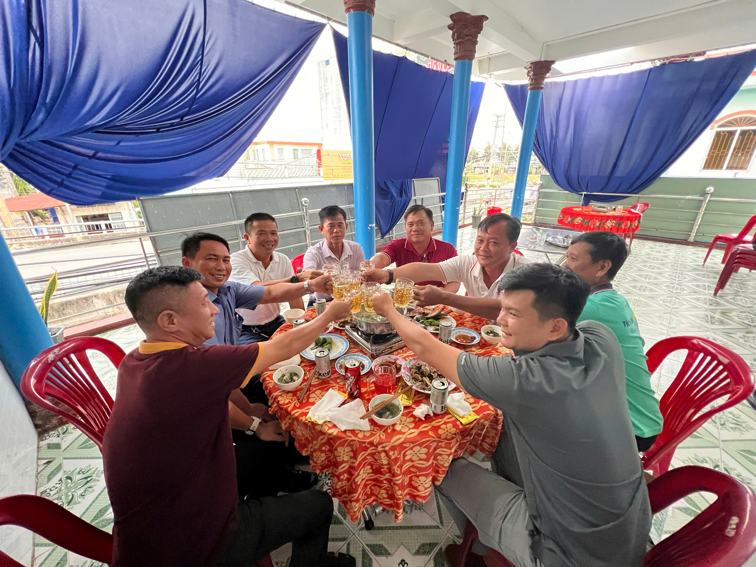 Bữa cơm quê thân tình của đội ngũ TMGG cùng các xã viên TT Hưng Tân Bữa cơm quê thân tình của đội ngũ TMGG cùng các xã viên TT Hưng Tân