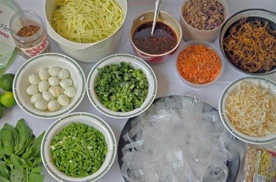 Bánh tráng trộn Sài Gòn đúng chất phải làm từ miếng bánh tráng đã được phơi sương, cắt nhỏ từng sợi Bánh tráng trộn Sài Gòn đúng chất phải làm từ miếng bánh tráng đã được phơi sương, cắt nhỏ từng sợi