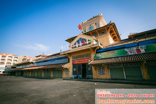 Cứ từ 5 giờ chiều, bạn sẽ thấy những chiếc xe bán bánh tráng nối đuôi nhau xếp hàng dài trước cổng chào gọi khách mua hàng Cứ từ 5 giờ chiều, bạn sẽ thấy những chiếc xe bán bánh tráng nối đuôi nhau xếp hàng dài trước cổng chào gọi khách mua hàng