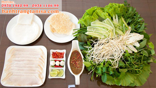 Theo cách thông thường, người ta thường dùng bánh tráng phơi sương để cuốn với thịt heo luộc cùng các loại rau Theo cách thông thường, người ta thường dùng bánh tráng phơi sương để cuốn với thịt heo luộc cùng các loại rau