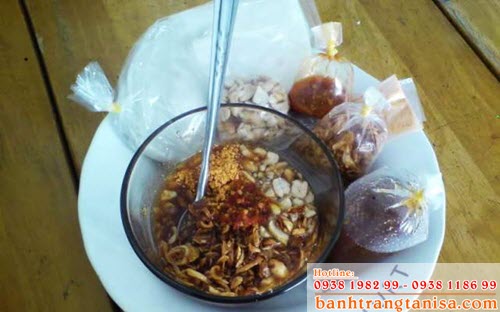 Điều đặc biệt là nguyên liệu của nó đã được người chế biến nâng cấp thành một loại quà rong khá thanh cảnh mà cũng cầu kỳ nhất hạng Điều đặc biệt là nguyên liệu của nó đã được người chế biến nâng cấp thành một loại quà rong khá thanh cảnh mà cũng cầu kỳ nhất hạng