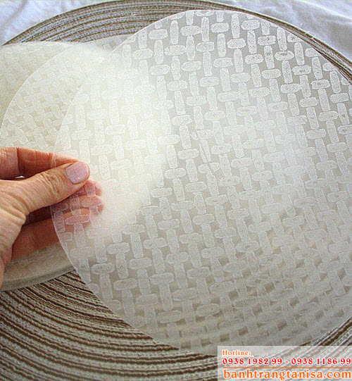 Sản xuất bánh tráng bằng máy cho ra những chiếc bánh với kích thước đều đặn hơn cách làm thủ công Sản xuất bánh tráng bằng máy cho ra những chiếc bánh với kích thước đều đặn hơn cách làm thủ công