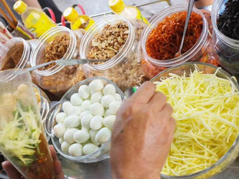 “Tất tần tật” những gì về món bánh tráng trộn mà bạn nên biết