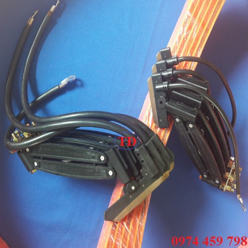 Hình ảnh cho thấy chổi tiếp điện 3P 100A lớn hơn chối tiếp điện dưới 100A Hình ảnh cho thấy chổi tiếp điện 3P 100A lớn hơn chối tiếp điện dưới 100A