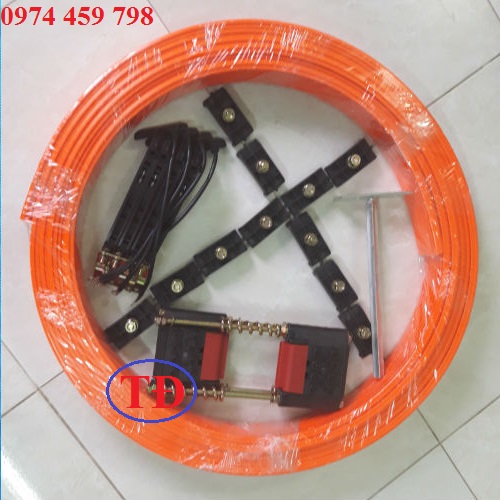 Hình ảnh ray điện an toàn 3 pha và phụ kiện đi kèm Hình ảnh ray điện an toàn 3 pha và phụ kiện đi kèm