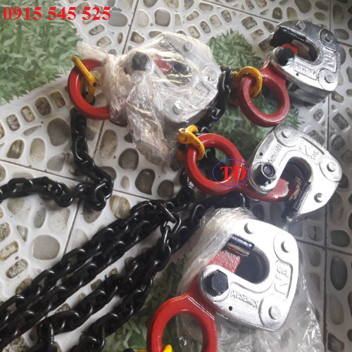 Móc cầu hàng được gắn vào xích dùng để móc tôn Móc cầu hàng được gắn vào xích dùng để móc tôn