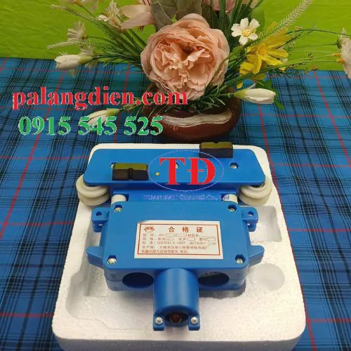 Chổi hộp xanh ray hộp kín 100A