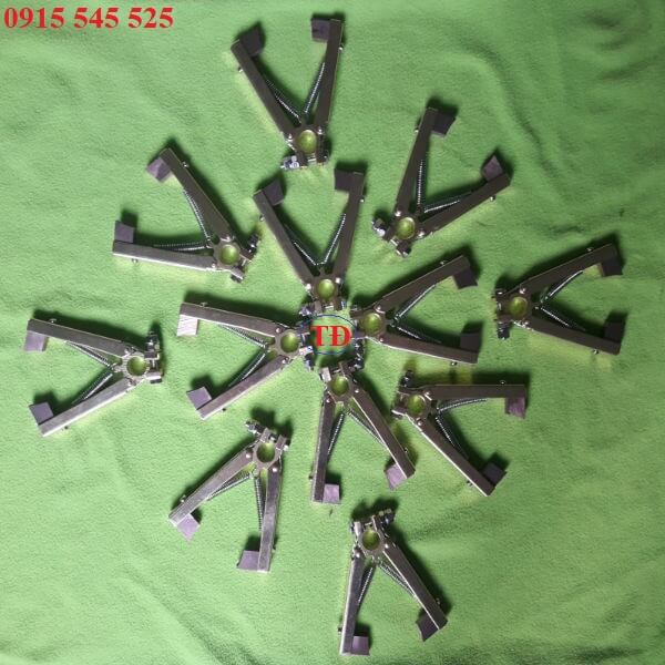 Than cổ góp điện 4 pha dạng lò xo kẹp Than cổ góp điện 4 pha dạng lò xo kẹp