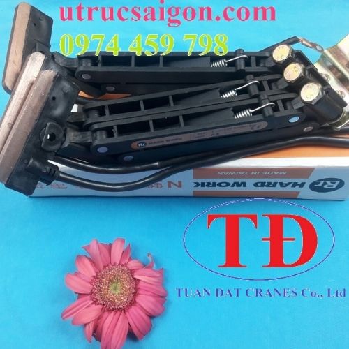 Chổi tiếp điện cầu trục 4P-60A là sản phẩm đáng tin cậy, giúp tiết kiệm chi phí và tăng năng suất lao động. Với thiết kế chắc chắn và khả năng tiế điện ổn định, sản phẩm này là lựa chọn lý tưởng cho việc lấy điện từ hệ thống ray điện an toàn khi cầu trục di chuyển. Chổi tiếp điện cầu trục 4P-60A là sản phẩm đáng tin cậy, giúp tiết kiệm chi phí và tăng năng suất lao động. Với thiết kế chắc chắn và khả năng tiế điện ổn định, sản phẩm này là lựa chọn lý tưởng cho việc lấy điện từ hệ thống ray điện an toàn khi cầu trục di chuyển.