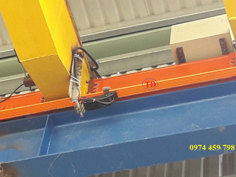 Ray điện an toàn đã lắp cho cầu trục Ray điện an toàn đã lắp cho cầu trục