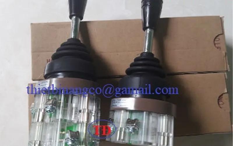 Tay trang điều khiển cầu trục