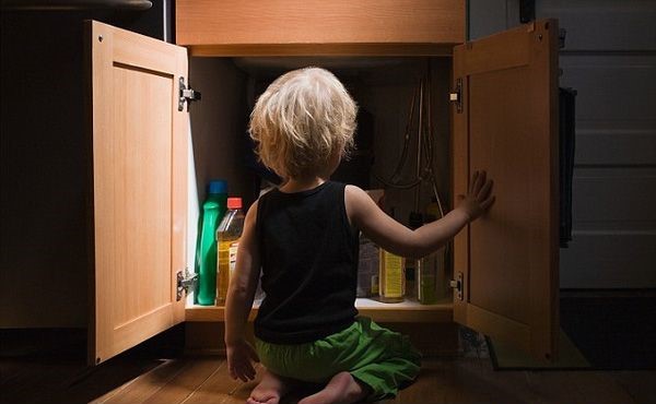 Lợi ích của bản lề giản chấn đối với gia đình có trẻ nhỏ Lợi ích của bản lề giản chấn đối với gia đình có trẻ nhỏ