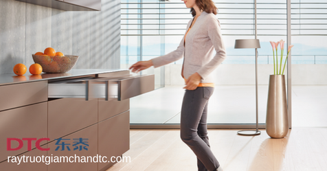 Giảm chấn nhờ vào hệ thống pittong giảm lực của ray trượt giảm chấn Giảm chấn nhờ vào hệ thống pittong giảm lực của ray trượt giảm chấn