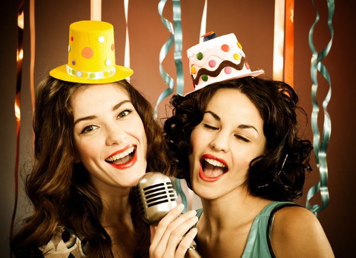 cách cầm micro hát karaoke hay
