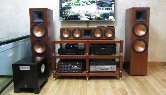 Loa karaoke cần phù hợp với không gian căn phòng để mang lại cảm giác hài hòa