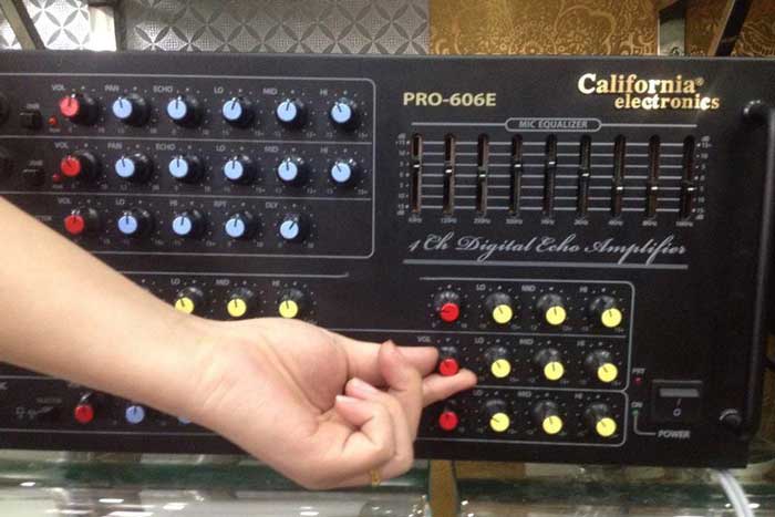 Các nút căn chỉnh của amply được sắp xếp bày trí một cách thứ tự, khoa học