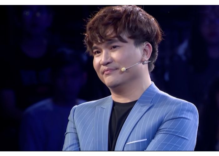 Micro cài áo được sử dụng nhiều trong những buổi biểu diễn sân khâu