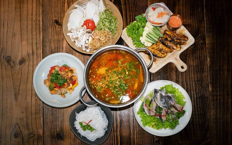 Lẩu cá tầm nóng hổi, nghi ngút khói giữa tiết trời se lạnh không chỉ làm ấm bụng mà còn là trải nghiệm khó quên Lẩu cá tầm nóng hổi, nghi ngút khói giữa tiết trời se lạnh không chỉ làm ấm bụng mà còn là trải nghiệm khó quên