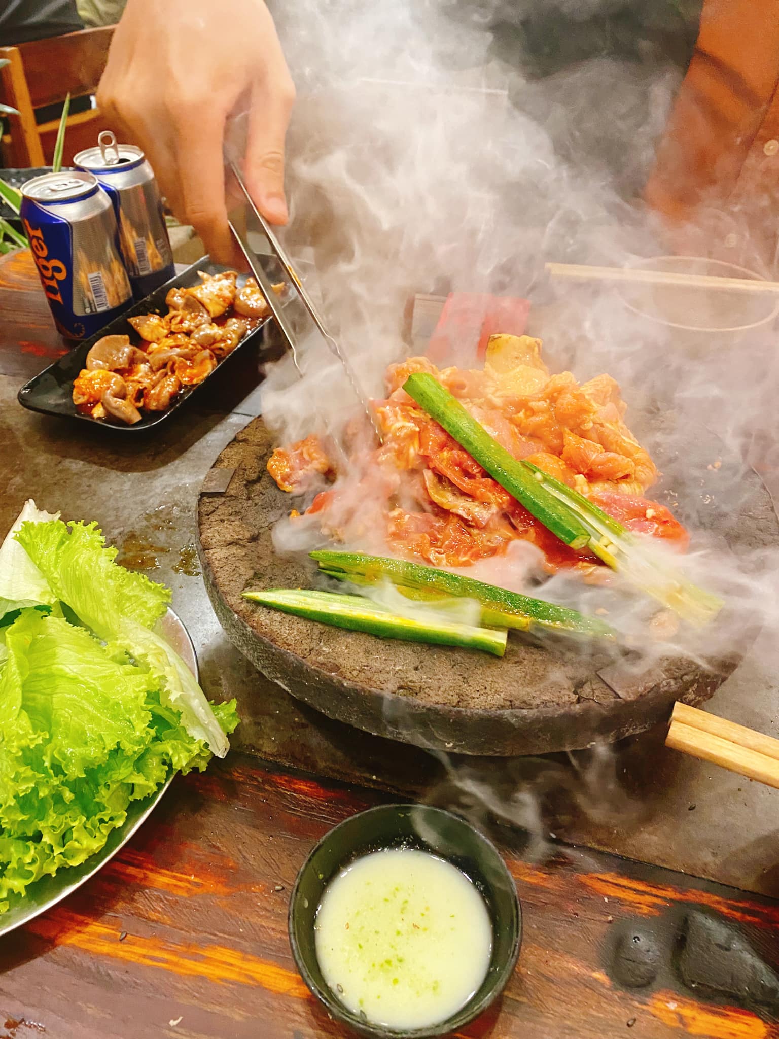 Ăn đồ nướng ở Đà Lạt là một thứ hạnh phúc rất bản năng. Ăn đồ nướng ở Đà Lạt là một thứ hạnh phúc rất bản năng.