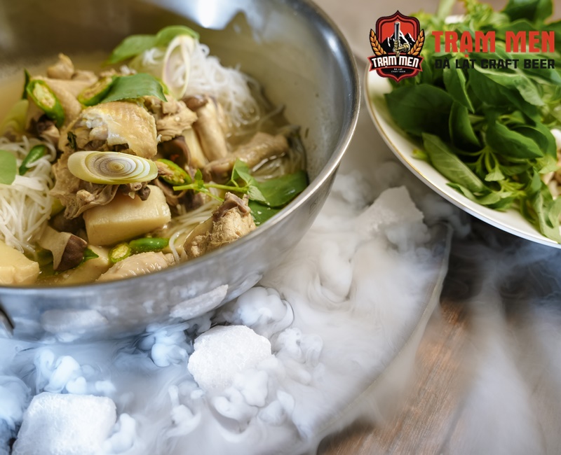 Lẩu Gà Lá É lại là món lẩu mang đậm hồn quê, gần gũi mà vẫn rất riêng của Đà Lạt. Lẩu Gà Lá É lại là món lẩu mang đậm hồn quê, gần gũi mà vẫn rất riêng của Đà Lạt.